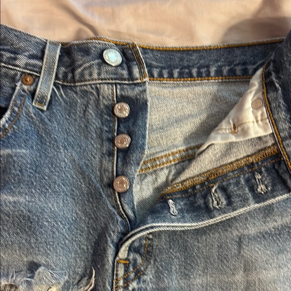 Distressed Levi Denim Women Shorts - Picture 4 of 5